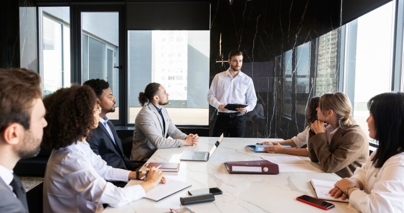 ¿Por qué es importante tener una sala de reuniones bien equipada para tu empresa?